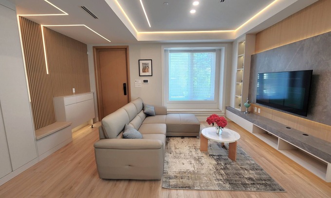 Fraserview House | Spacious 3-Bedroom Luxury Home with A/C, Patio, and Parking – Vancouver