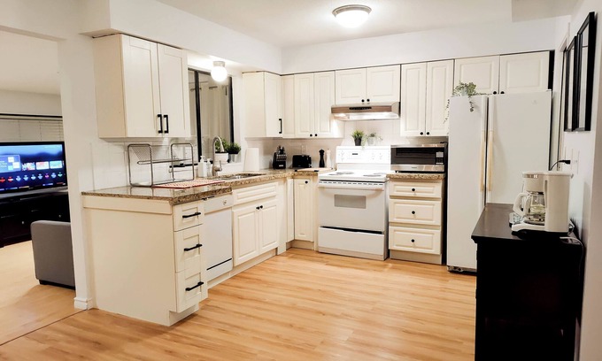 Richmond House | Spacious & Convenient Rustic Family Home near YVR /Sleeps 8!