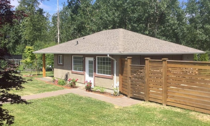 Saanich East Cottage | Spacious Private Guest Cottage