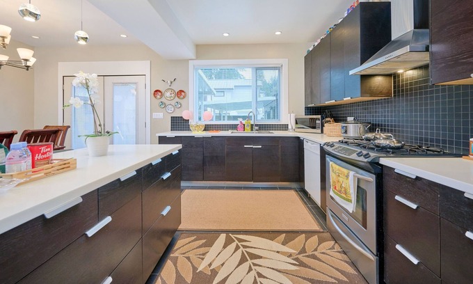 West Point Grey House | Spacious Urban Home - 5 minutes from Beautiful Forest Trails