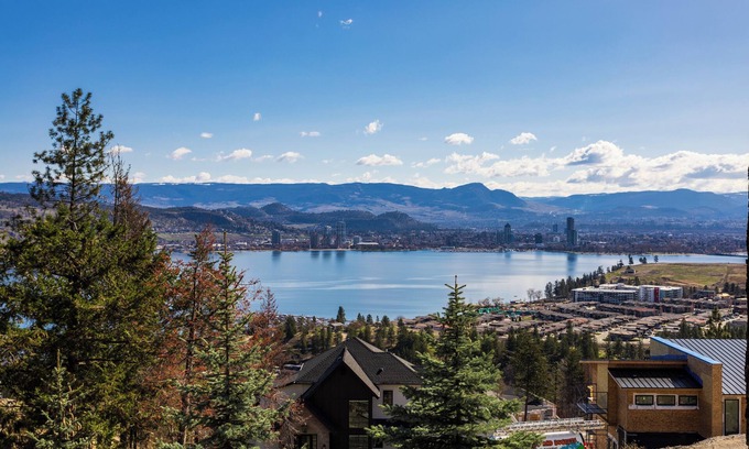 West Kelowna Estates Bed & Breakfast | Spectacular Lake & Mountain Views, near Wineries, minutes to downtown Kelowna!