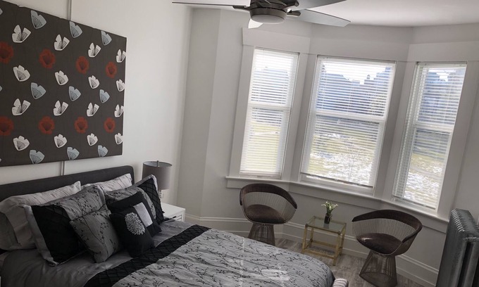 Fairview Apartment | STEPS TO GRANVILLE ISLAND WALK TO THE BEACH AND SHOPS