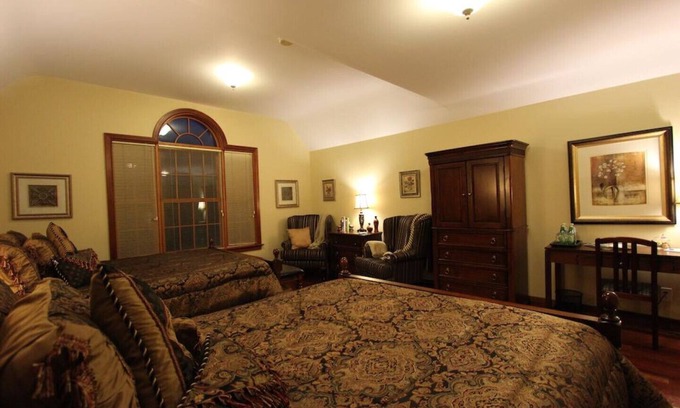 Georgetown Bed & Breakfast | Stone Edge Estate Bed & Breakfast - Queenston Room