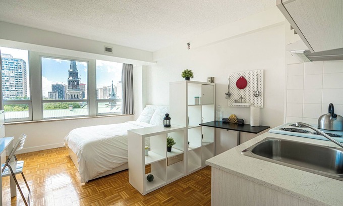 Downtown Montreal Apartment | Studio Luxe at Dorchester