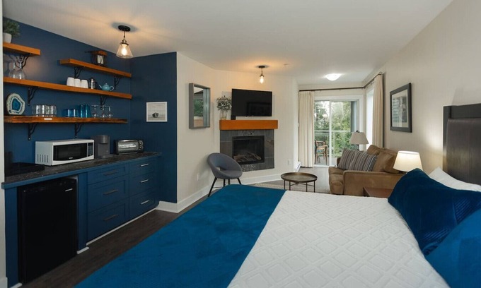 Regional District of Nanaimo Apartment | Studio, Pool, Beach, BBQ & Kayaks/Paddleboards