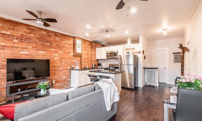 Central Hamilton Apartment | Stunning 1BR - Boutique Apartment - PRIME Location!
