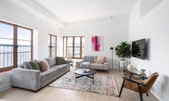 Old Montreal Apartment | Stunning 3BR 3BA Apt Central Old Mtl | St Paul St