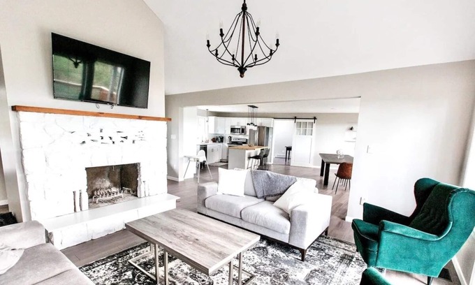 Langford House | STUNNING HOME WITH AMAZING VIEWS NEAR THE CITY