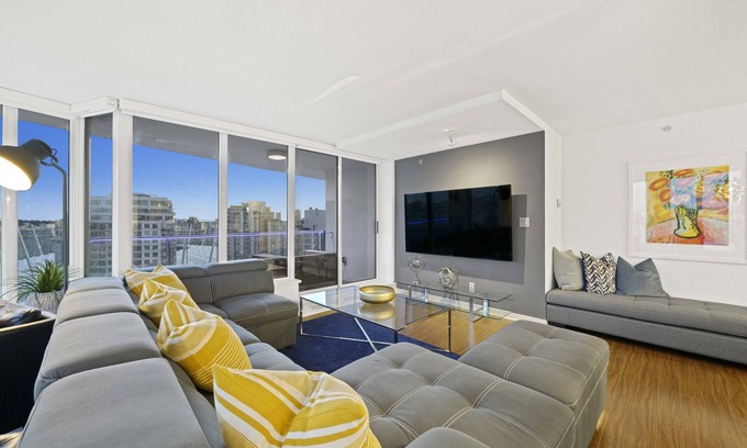 Central Condo | Stunning SubPenthouse - 3Bed/2Ba DT w/Parking