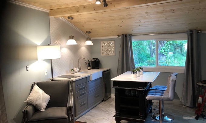 North Saanich House | ๐ฟ Stylish Cottage with Private Yard and all the Amenities.
