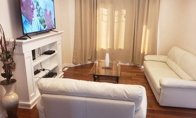 Timberlea House | Stylish Heritage Apt Ideal For Long Stays - 3 BR with Jacuzzi