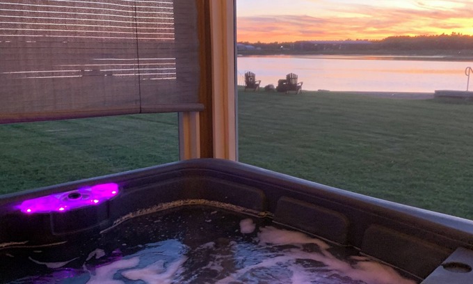 Richibucto House | Sunset Jacuzzi Waterfront Beach & Pool Chalet