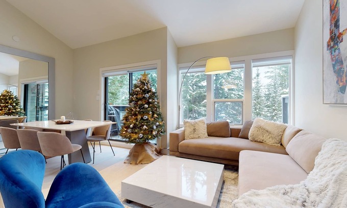 Whistler Village House | TELEMARK 25 | Ski-In, Ski-Out Access | Steps To Ski Lifts | Renovated Townhome