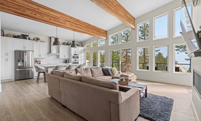 East Kootenay Apartment | The Brae Cabin | Luxury | Lake Views | Large Deck