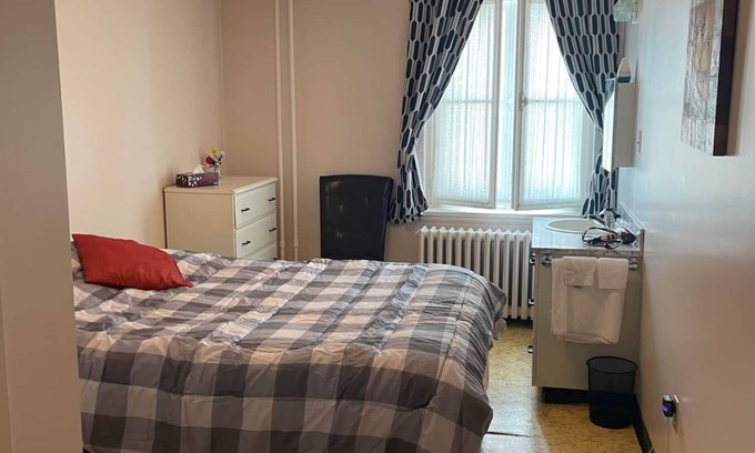 Quartier 5-4 Hostel | The Couvent, 203 - Queen bedroom