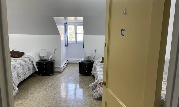 Sainte-Anne-des-Monts Hostel | The Couvent, 403 - chambre Queen + Double
