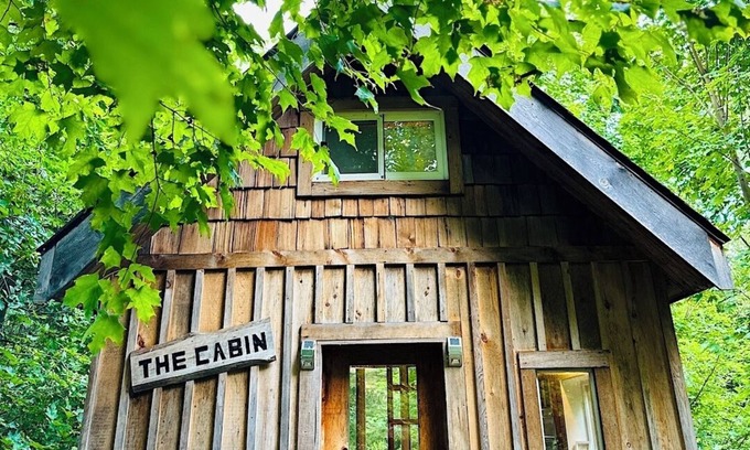 Unorganized Centre Parry Sound Cabin | THE COZY CABIN: A cheerful getaway in the scenic Almaguin Highlands.