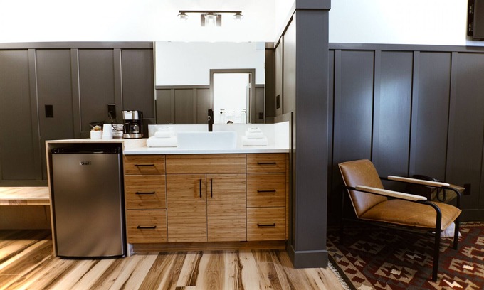 Rossland Apartment | The Flying Steamshovel Inn - Room 6