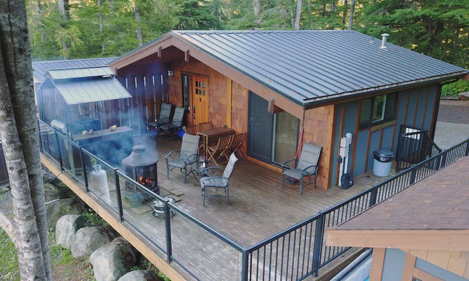 Port Renfrew Cottage | The Great Escape & Bunkhouse - Secluded with Hot Tub