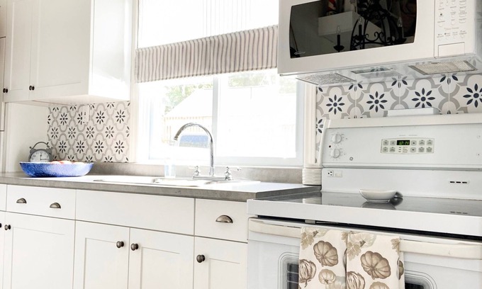 Colchester Cottage | The Mayaswell π€·ββοΈ - Cozy Cottage Getaway on the Shores of Lake Erie