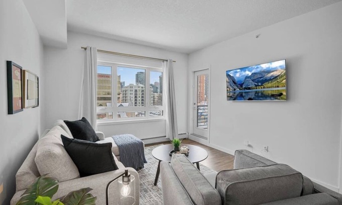 Beltline Apartment | "The Monopoly" UG Parking | Mins to Saddledome