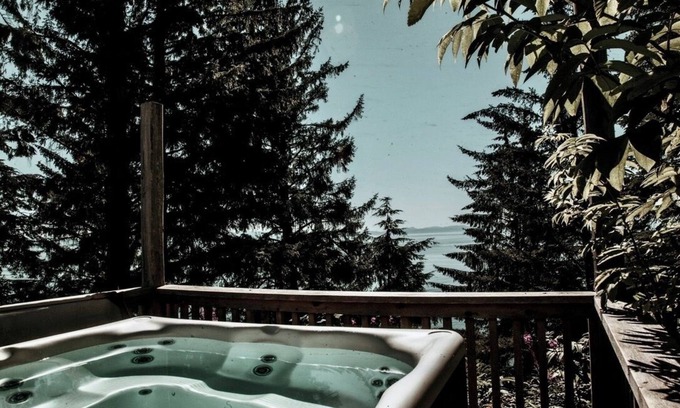 Juan de Fuca Electoral Area House | The Tides - Luxury Beach House in Jordan River - Storm Watching!