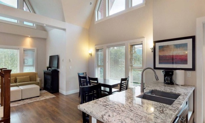 Harrison Hot Springs House | Three Bedroom Penthouse Suite with Mountain View - Harrison Lake View Suites