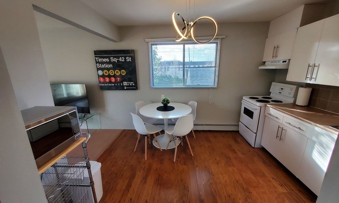 Old Strathcona Condo | TOP FLOOR * BALCONY * WALKABLE * UNIVERSITY * DOWNTOWN * WHYTE AVE * TRANSIT *