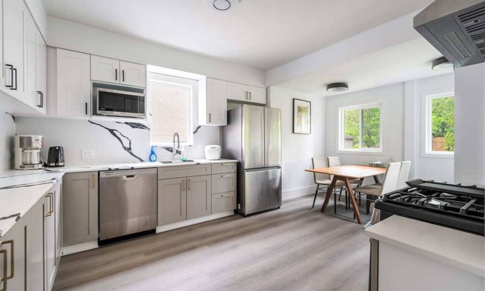 Dunbar House | Tranquil 4BD Garden Retreat near UBC