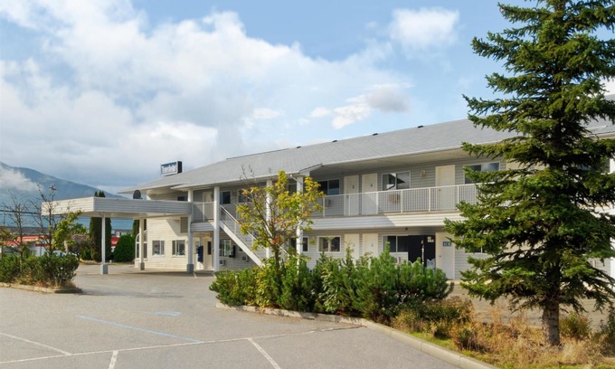 Salmon Arm Hotel | Travelodge by Wyndham Salmon Arm BC