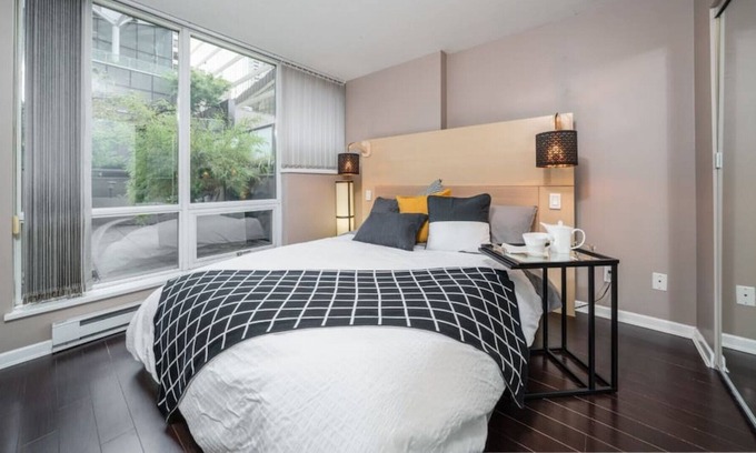 Coal Harbour Condo | Unique downtown urban oasis with private terrace!
