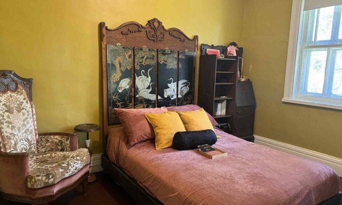 Namur Hostel | Vintage Inspiration & Creative Tools in a Victorian Manor