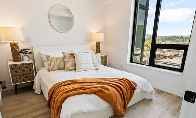 Downtown Kelowna Apartment | West facing lake views from DT Condo, Sleeps 4 W/ Rooftop Patio! Close to shopping, restaurant and bars, 2 minute walk to waterfront.