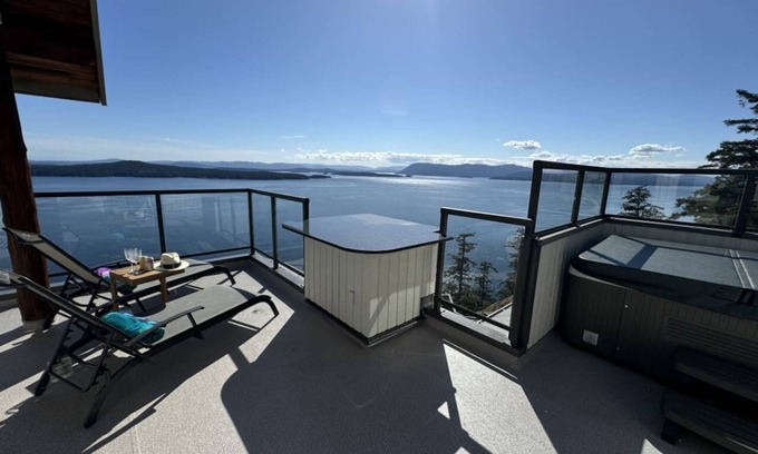 Pender Island Apartment | West Suite- Ocean Front Suite with private Hot tub