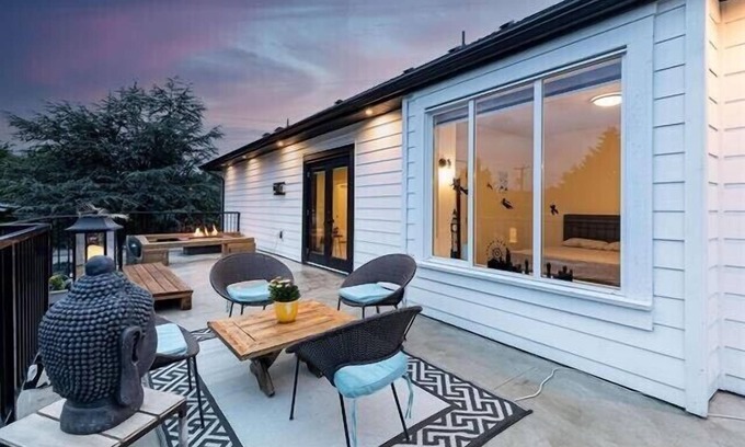 Surrey House | White Picket GolfCourse MountainView deck Mansion
