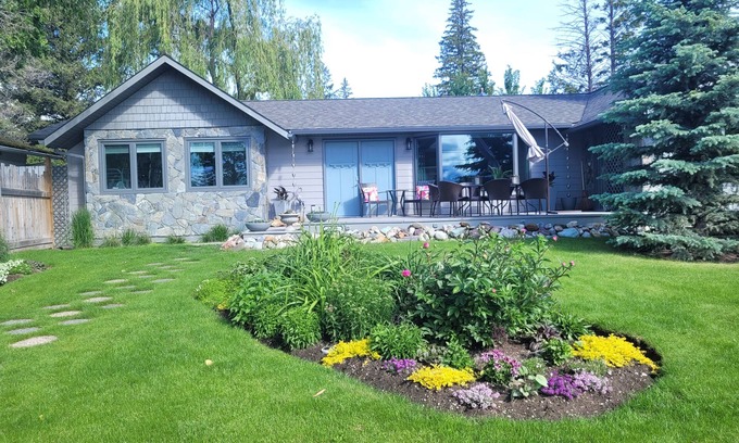East Kootenay House | YOUR AUTHENTIC LAKE HOUSE GETAWAY AWAITS YOU :)