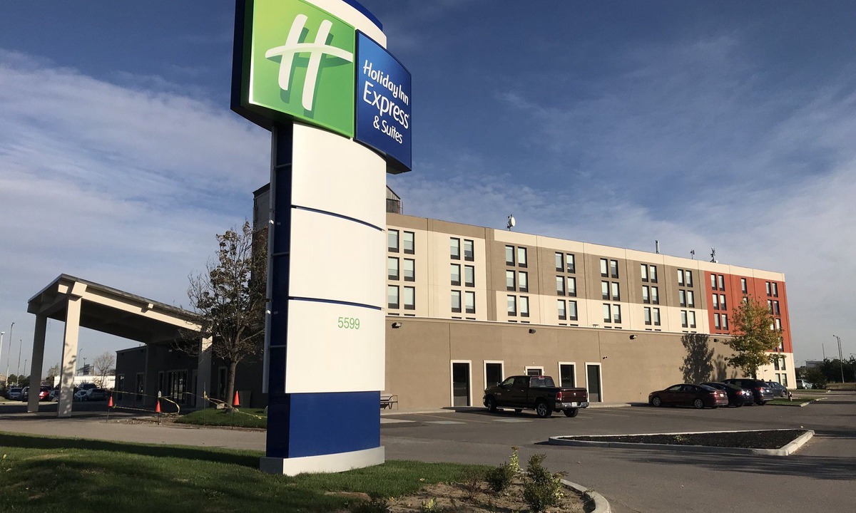 Northeast Mississauga Hotel | Holiday Inn Express & Suites Toronto Airport West, an Ihg Hotel