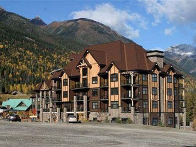 Golden Hotel | Glacier Mountaineer Lodge