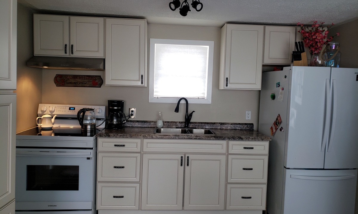 Crystal Beach Cottage | Beautiful Cozy Cottage a Mere 10 Minute Walk to the Scenic Shores of Lake Erie!