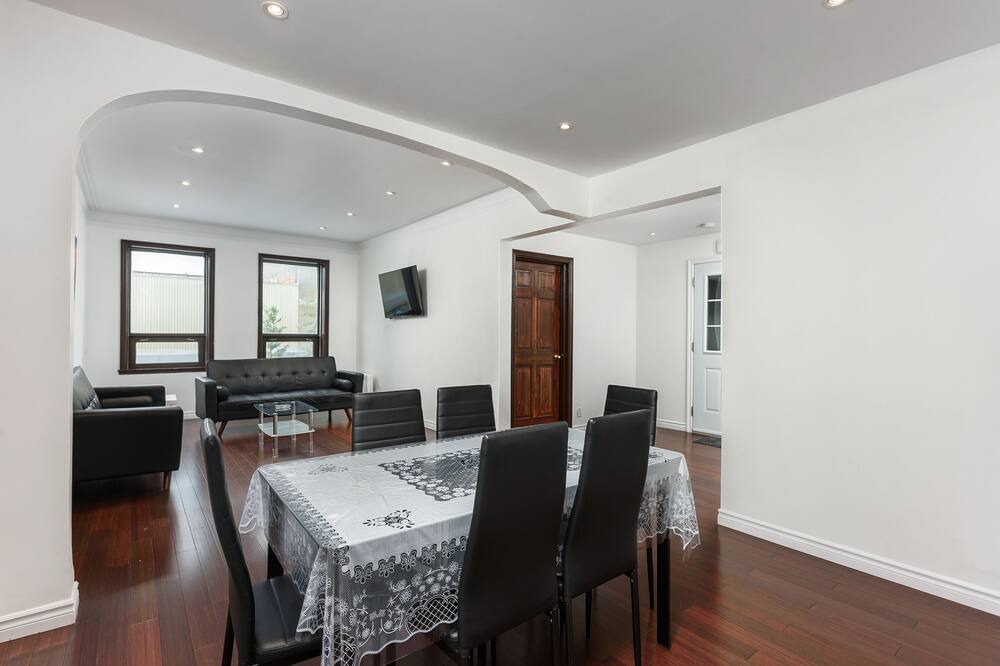 La Petite-Patrie Apartment | Spacious Loft with Parking ($12/day)