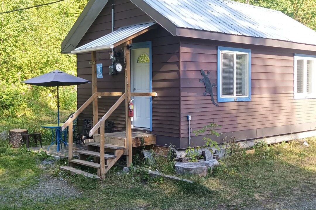 Likely House | Cozy cabin meters away from the Cedar creek and Quesnel Lakennnn
