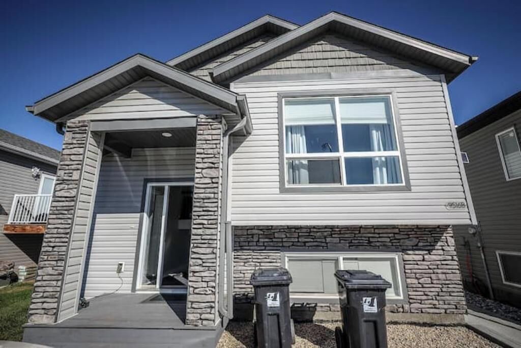 Clairmont Apartment | 3 bed, 2 full bathrooms parking for 2 vehicles