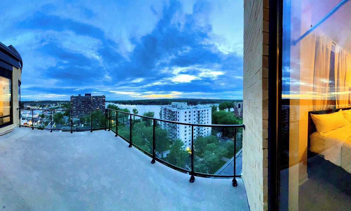Pierrefonds-Roxboro Apartment | Luxurious Penthouse with River Views & Stunning Sunsets in Tranquil Pierrefonds