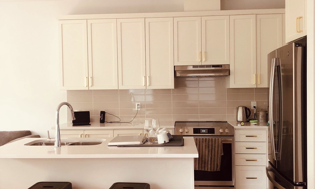 Wellington House | Modern, spacious and new home in Wellington - walking distance to all amenities!