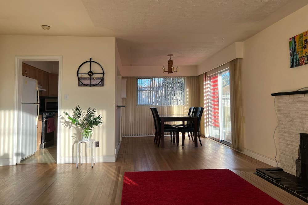 Delta House | Private Designer Room with Patio near Sungod Rec Center