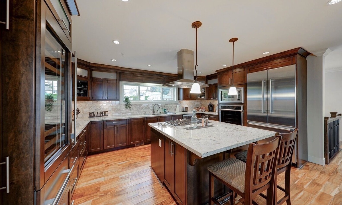 White Rock House | Spacious 6-bedroom house in delightful White Rock with fitness room, WiFi