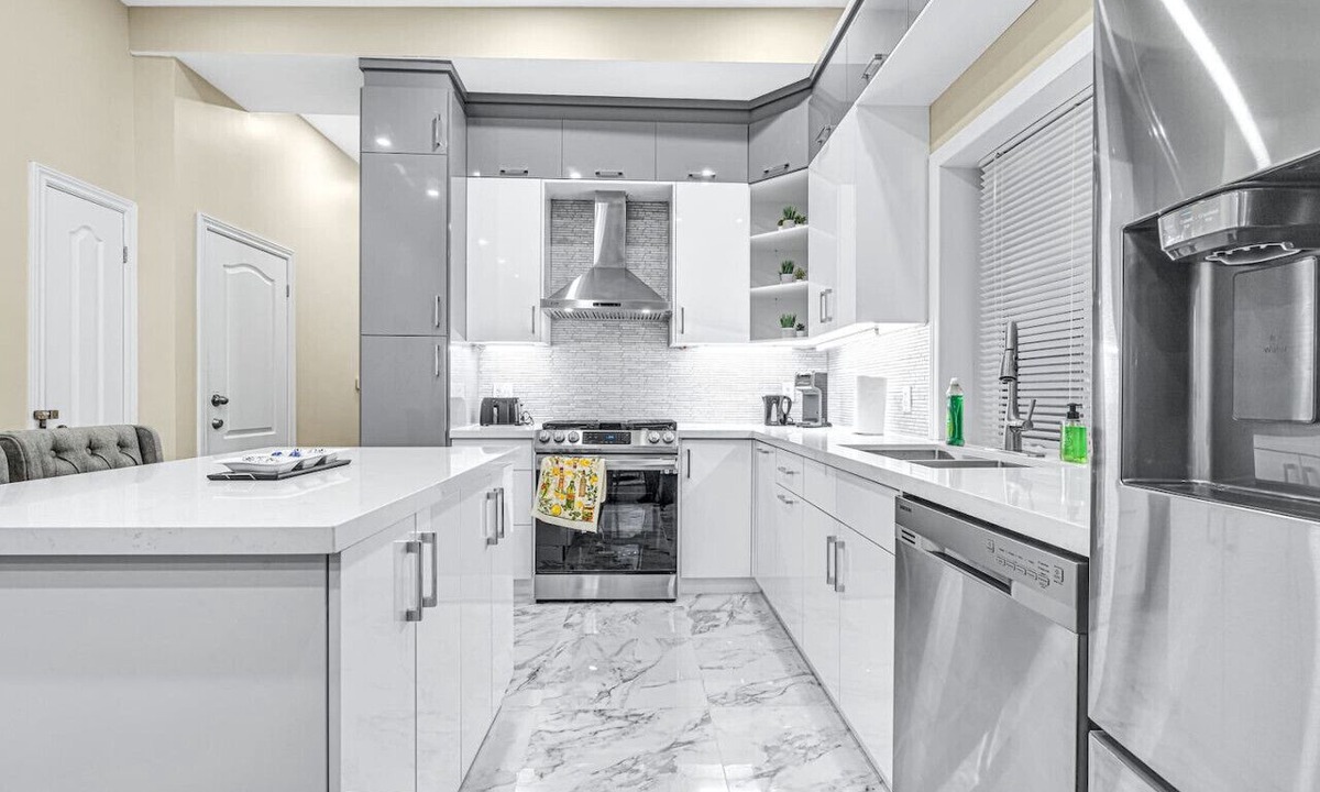Landsdale House | Stylish 5bed Home Near DT/Hospitals/GO/Lake/TiCats
