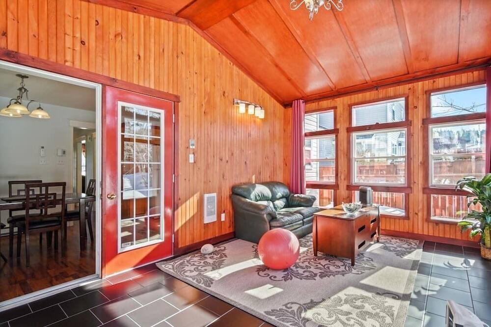 Paradise House | Peaceful Paradise -3 BDRM with beautiful Sunroom