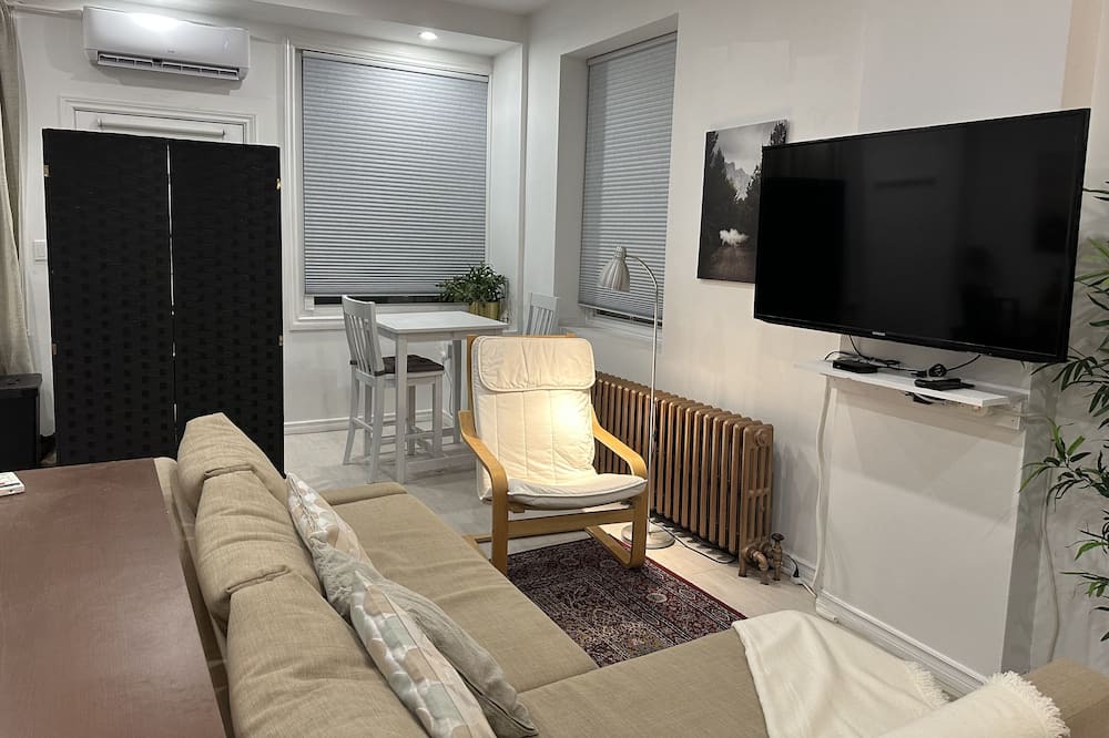 New Toronto Apartment | 5-Minute walk to the lake, cozy and spacious studio for two!
