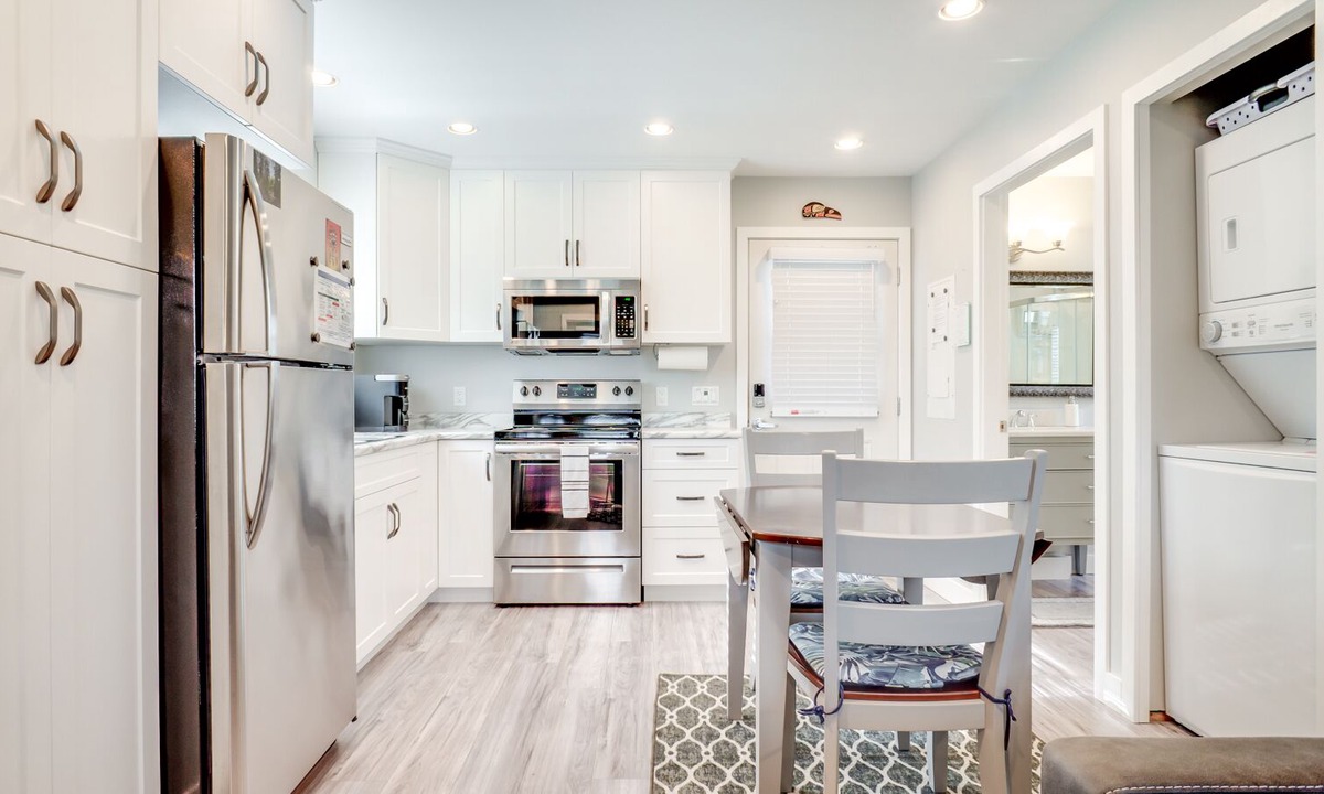 Port Alberni House | The Bear Studio House: Open concept house that sleeps up to 4